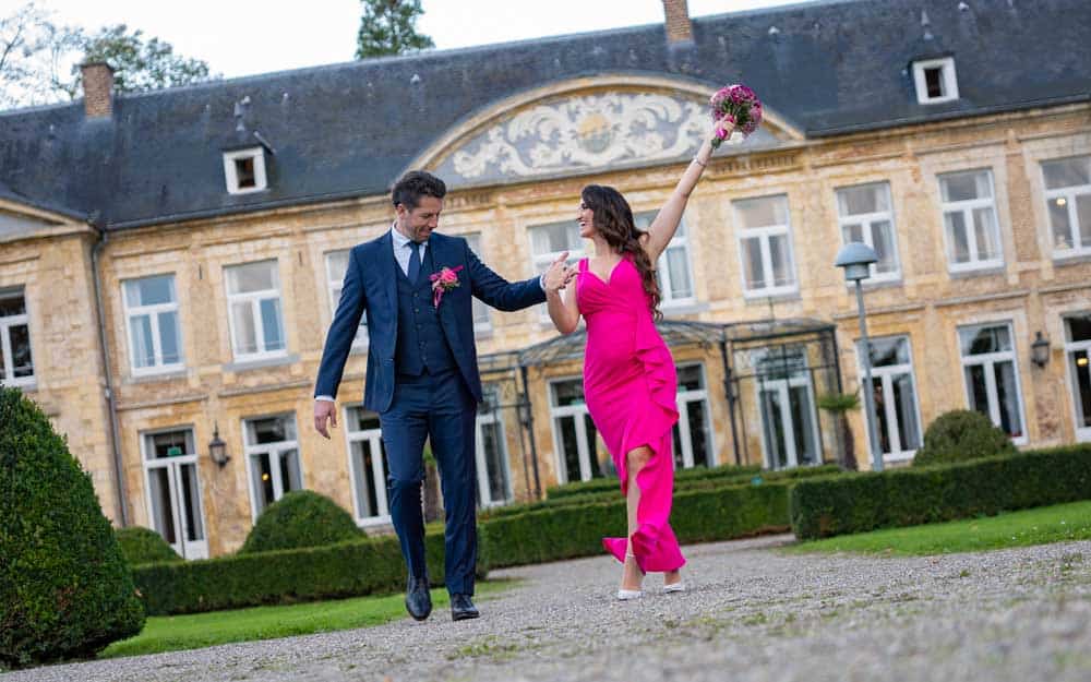 Bruidsfotografie door Media Maker uit Landgraaf: Koppel geniet van een intiem moment tijdens hun trouwdag, omringd door natuur.