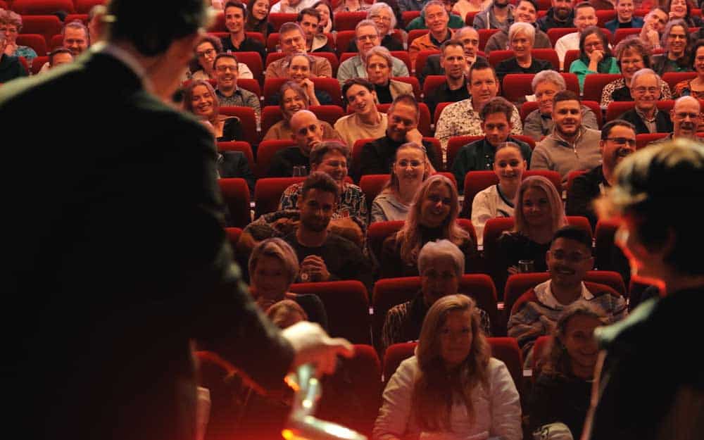 Brandon Smeets, Comedy magic nights in roermond, royal theater in beeld gebracht door media maker uit landgraaf.